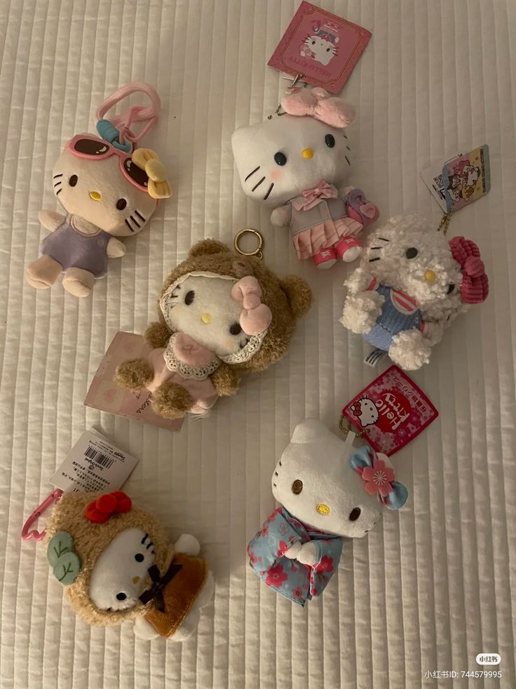 Những món quà nhỏ móc khóa gấu bông Hello Kitty và Melody dễ thương giúp lan tỏa niềm vui mỗi ngày